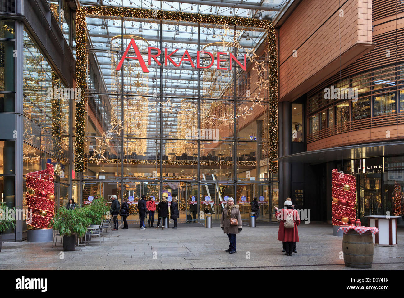 Eingang zum Einkaufszentrum Arkaden dekoriert für Weihnachten am Potsdamer Platz, Berlin City, Deutschland, Europa. Stockfoto