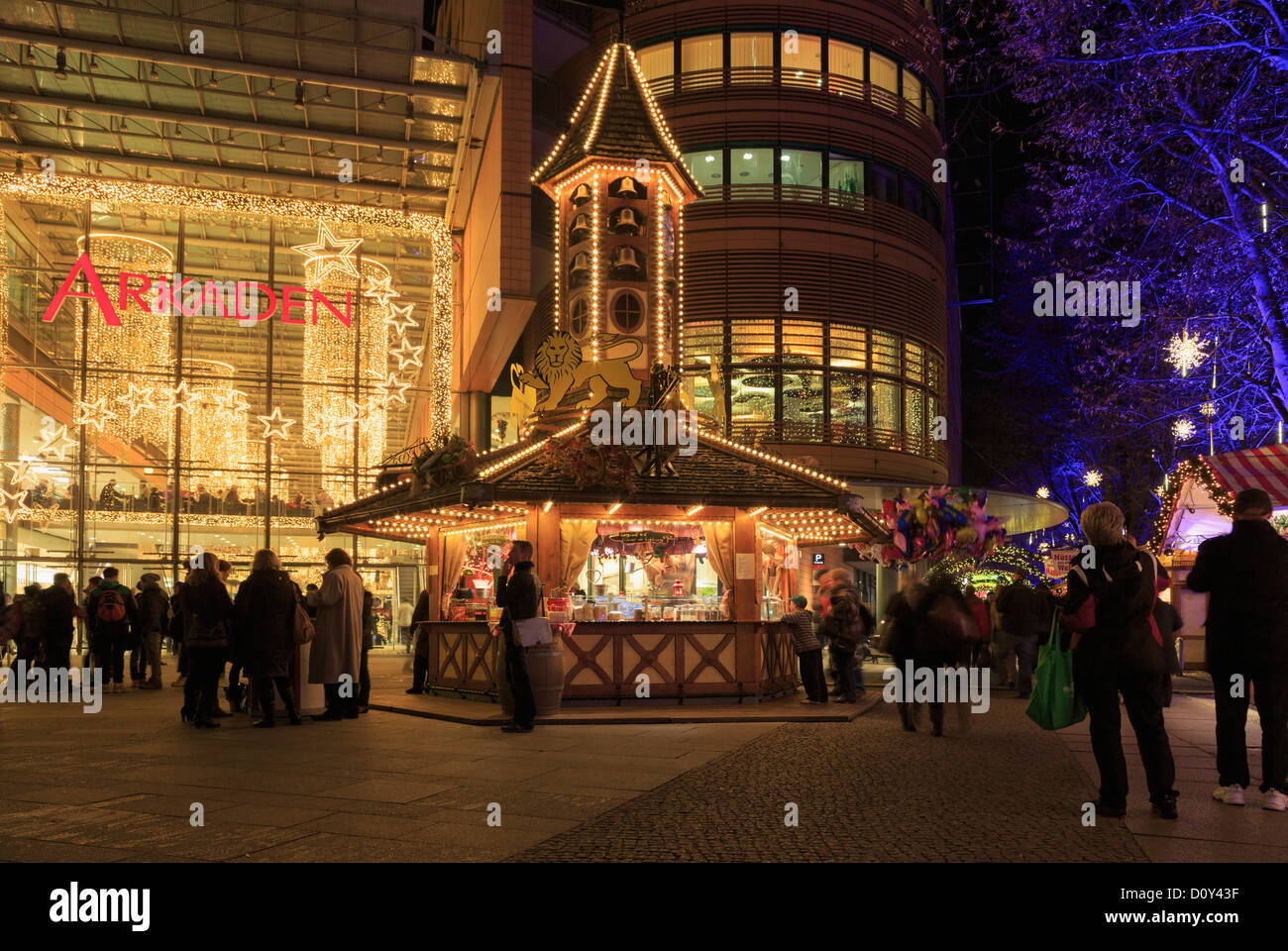 Traditioneller Weihnachtsmarkt Stände beleuchtet durch Eintritt in den Arkaden Einkaufszentrum in der Nacht am Potsdamer Platz, Berlin, Deutschland Stockfoto
