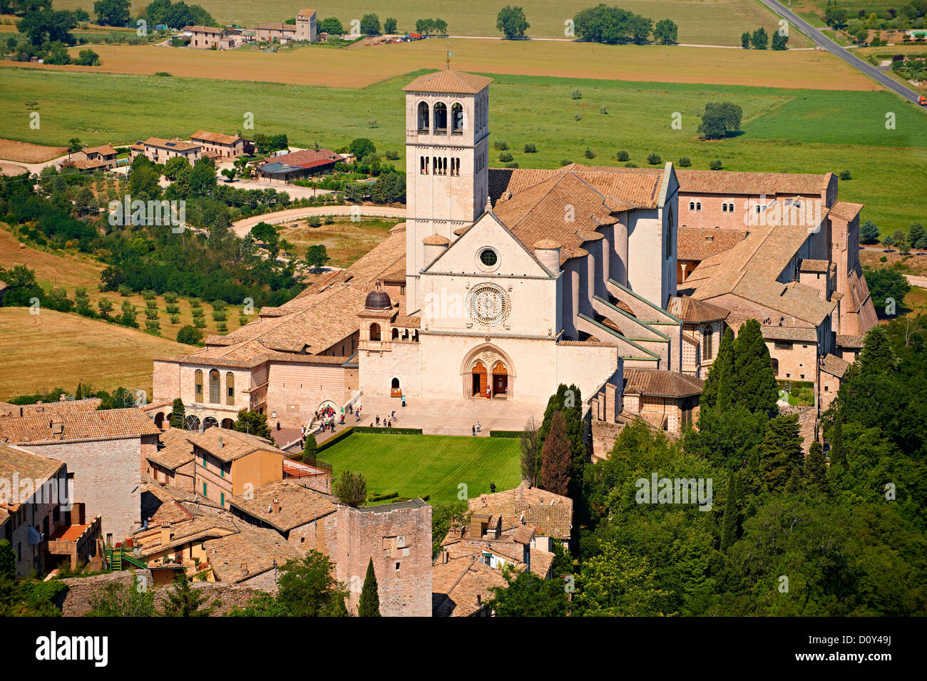Arial Ansicht von der päpstlichen Basilika St. Francis von Assisi, (Basilica Papale di San Francesco) Assisi, Italien Stockfoto