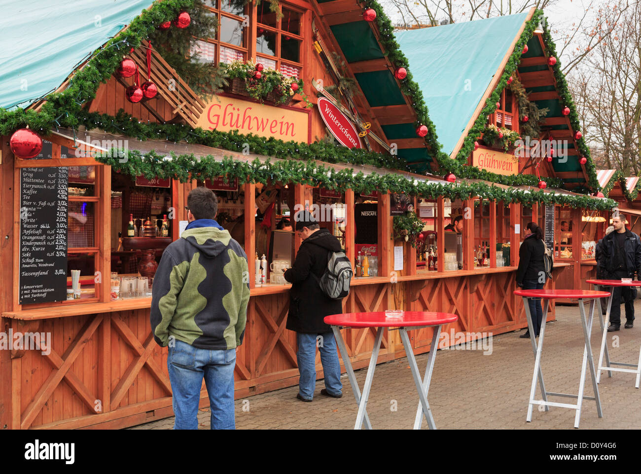 Kunden Weihnachtsmarkt Stand mit Getränken und traditionellen warmen Glühwein am Alexanderplatz, Berlin, Deutschland kaufen Stockfoto
