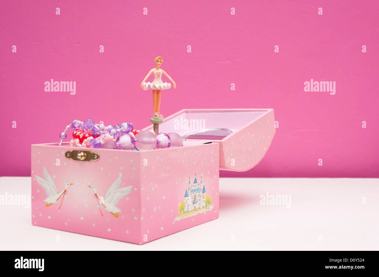 Des Kindes rosa musikalischen Schmuckkästchen mit Ballerina. Stockfoto