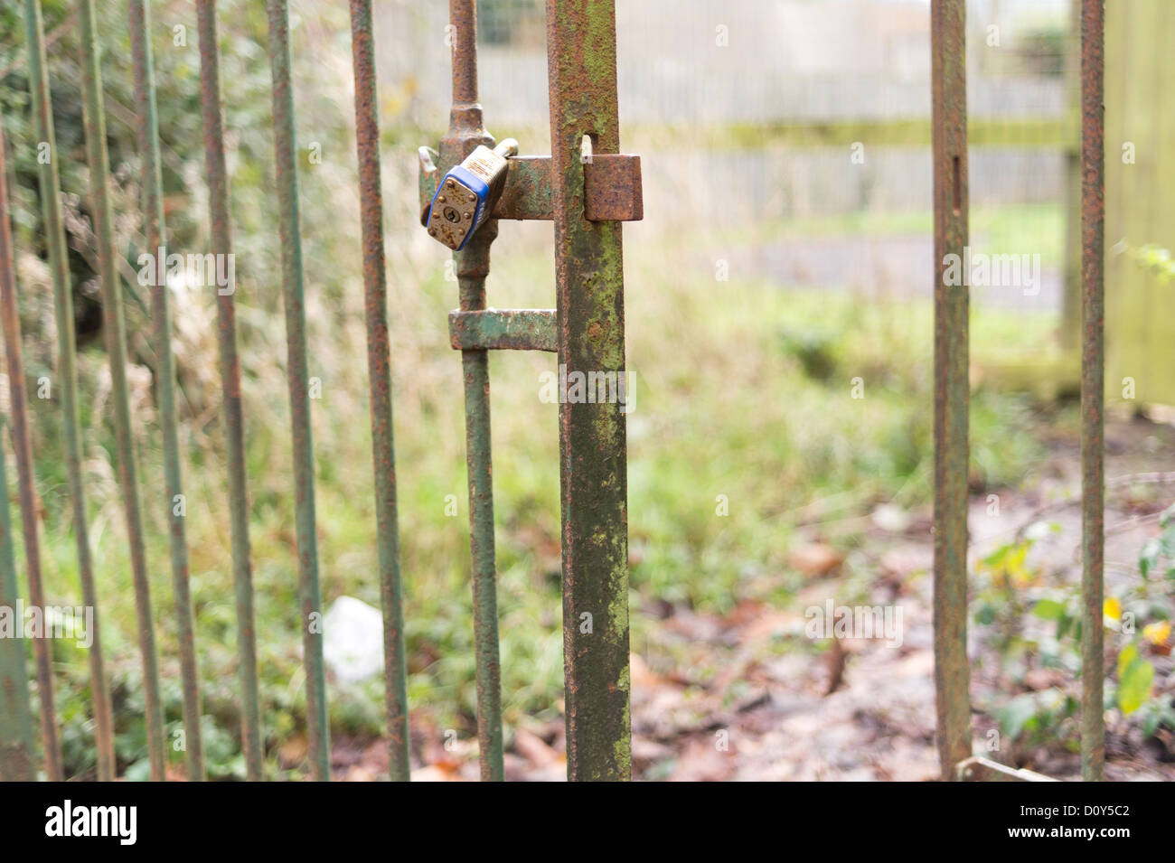 Rusty Eisernes Tor entriegelt und geöffnet. Stockfoto