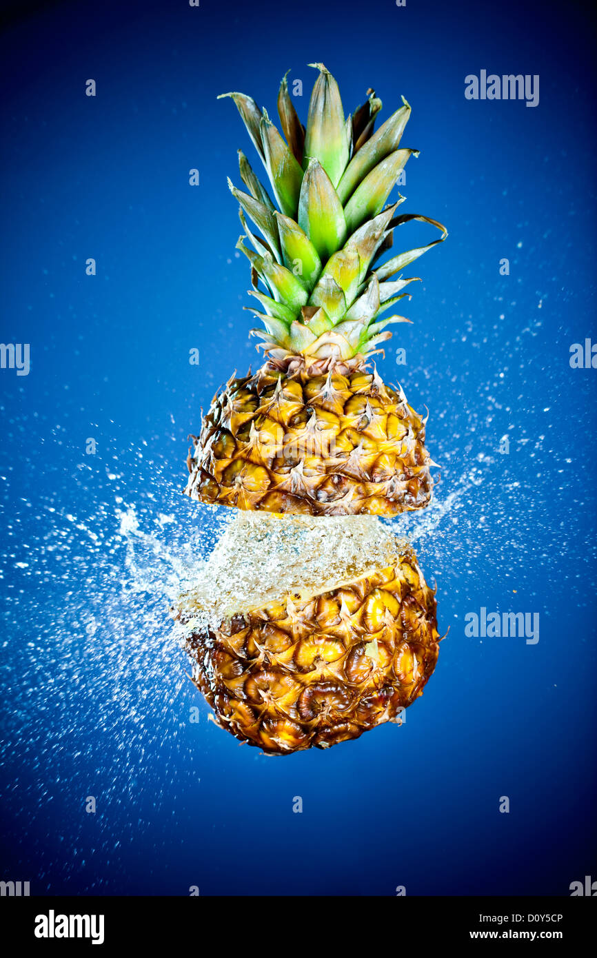 Ananas mit Wasser bespritzt Stockfoto