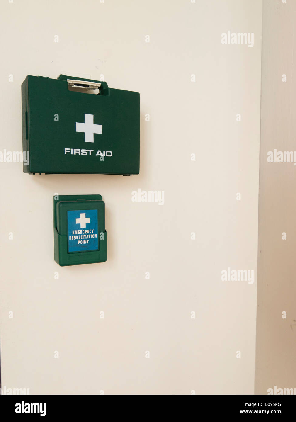 Erste-Hilfe-Kit und Notfall Reanimation Punkt an Wand montiert. Stockfoto