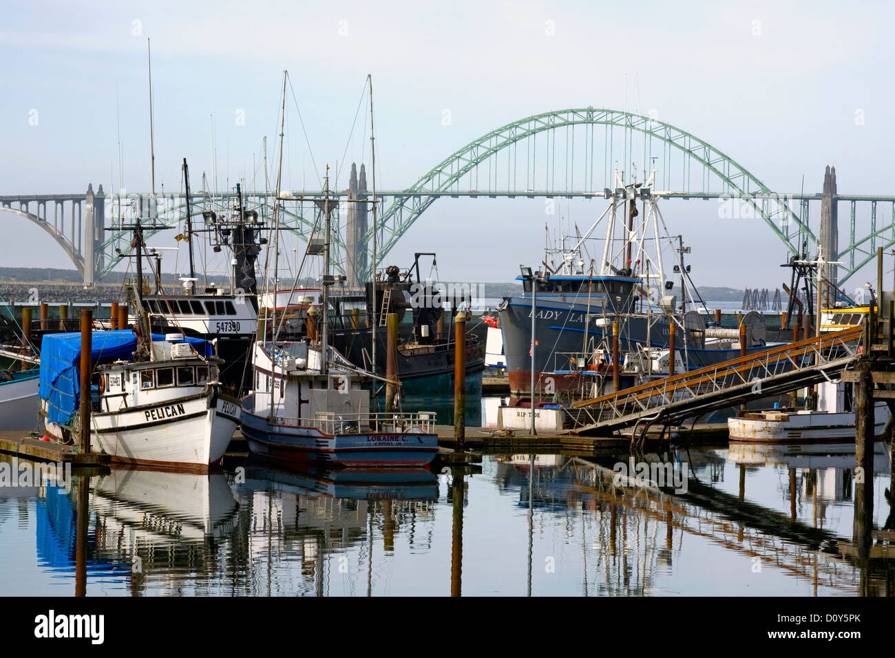 OR00253-00... OREGON - Hafen und Brücke in der Stadt Newport. Stockfoto