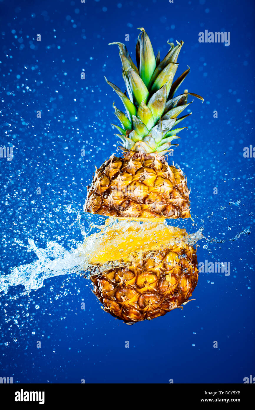 Ananas mit Wasser bespritzt Stockfoto