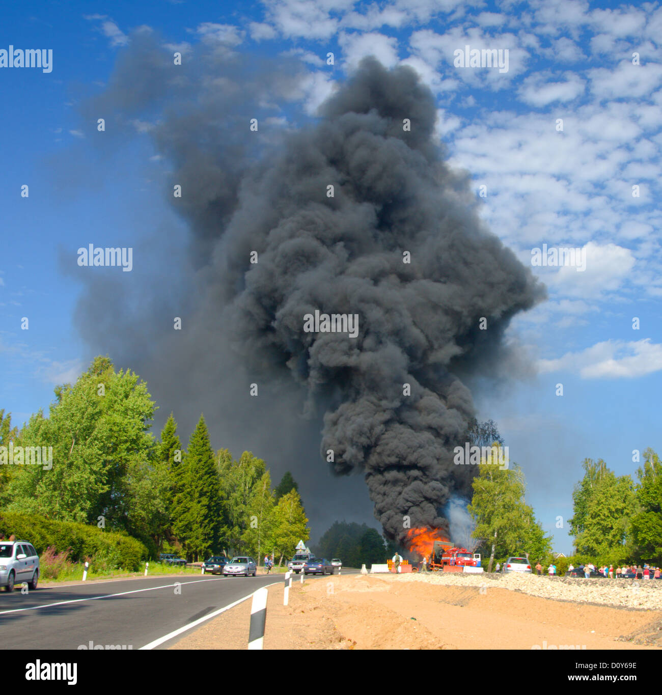LKW Brand mit schwarzer Rauch auf der Straße Stockfoto