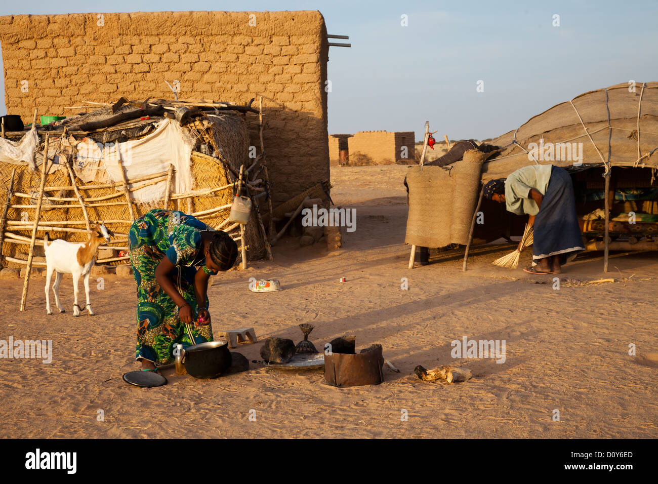 Tuareg Frauen kochen und putzen in Tuareg Dorf, Niger, Afrika Stockfoto