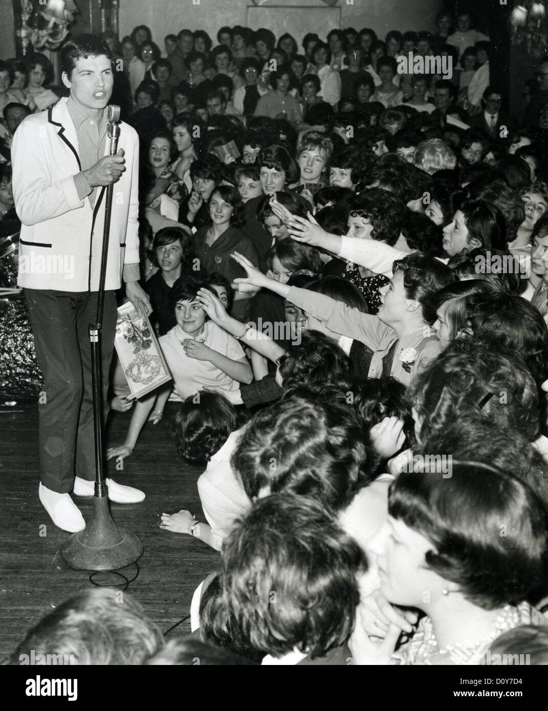 JESS CONRAD UK-Pop-Sängerin und Schauspieler mit Fans über 1961 Stockfoto