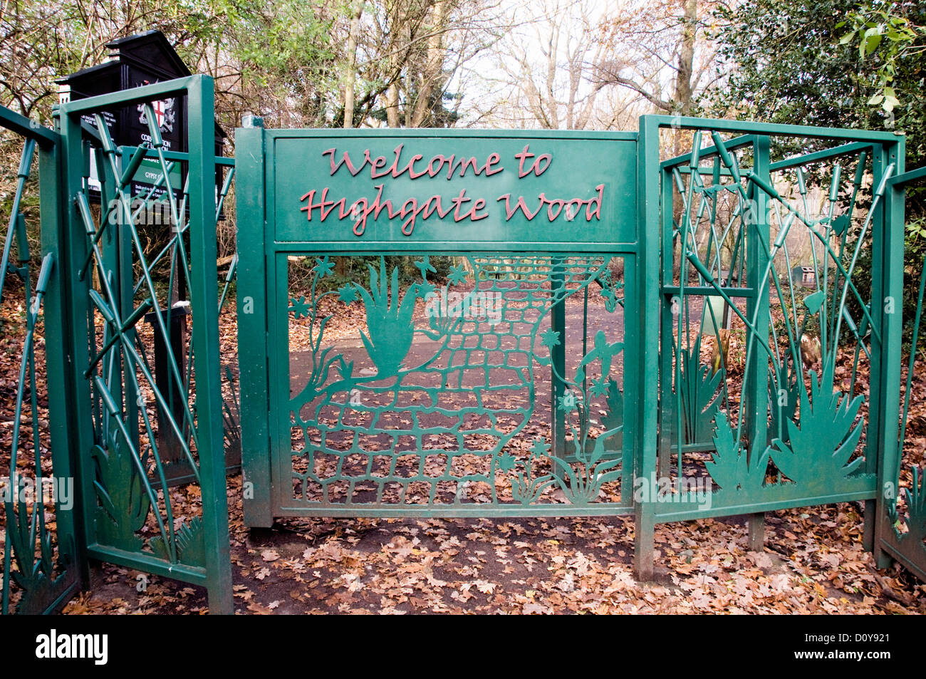 Reich verzierte Metalltor mit Willkommen in Highgate Wood aufgedruckt, London England UK Stockfoto