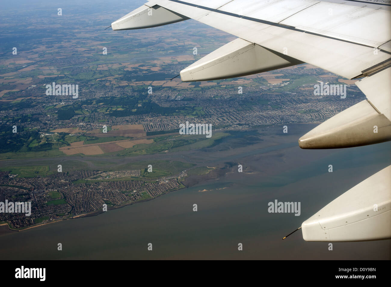 Verkehrsflugzeug über der Küste von Essex und im englischen Kanal Stockfoto