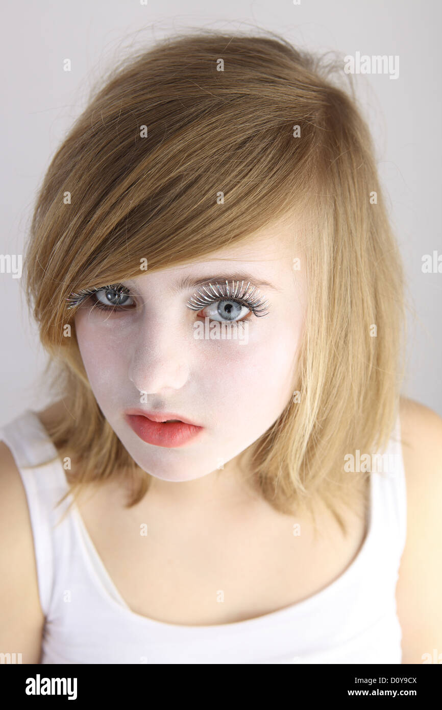 Berlin, Deutschland, blondes Mädchen mit falschen Wimpern im portrait Stockfoto