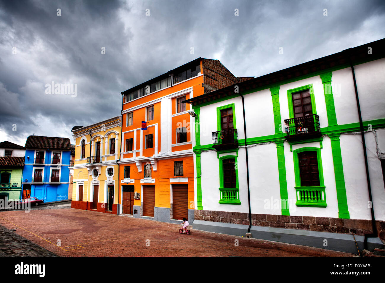 Bunte Gebäude in der Nähe der Stierkampfarena in Quito, Ecuador. Stockfoto