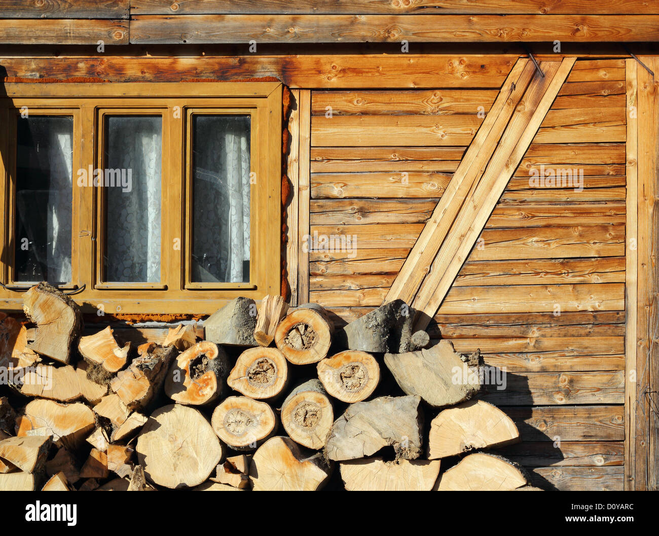 Holz für den Kamin in der Nähe einer alten Hütte oben in den Bergen vorbereitet Stockfoto