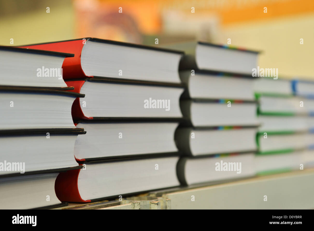 Stapel Bücher auf Holzdeck Tabelle Stockfoto