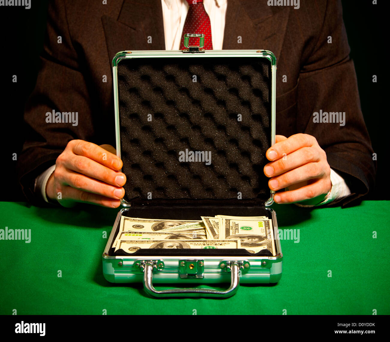 Mannes Hand hält er einen Koffer mit Dollar Stockfoto