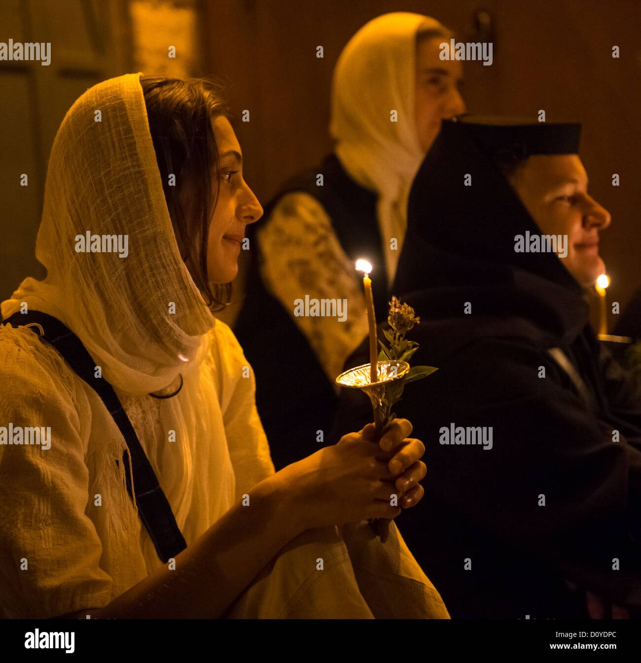 Nicht identifizierte Pilger in das Grab Mariens in Gethsemane betet während des Festes Mariä Himmelfahrt der Jungfrau Maria Stockfoto