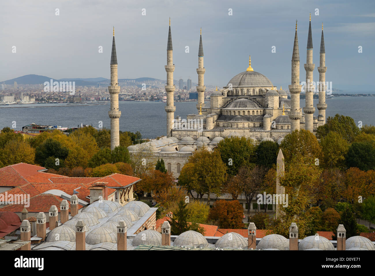 Blaue Moschee und Madrasa auf europäischer Seite mit asiatischen Teil der Türkei von Istanbul über den Bosporus-Kanal Stockfoto