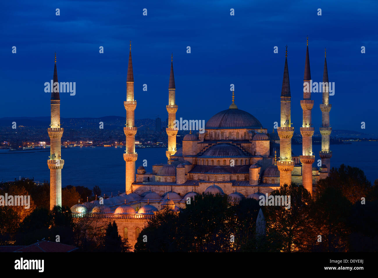 Die Blaue Moschee mit Leuchten in der Dämmerung am Bosporus Sultanahmet Istanbul Türkei Stockfoto