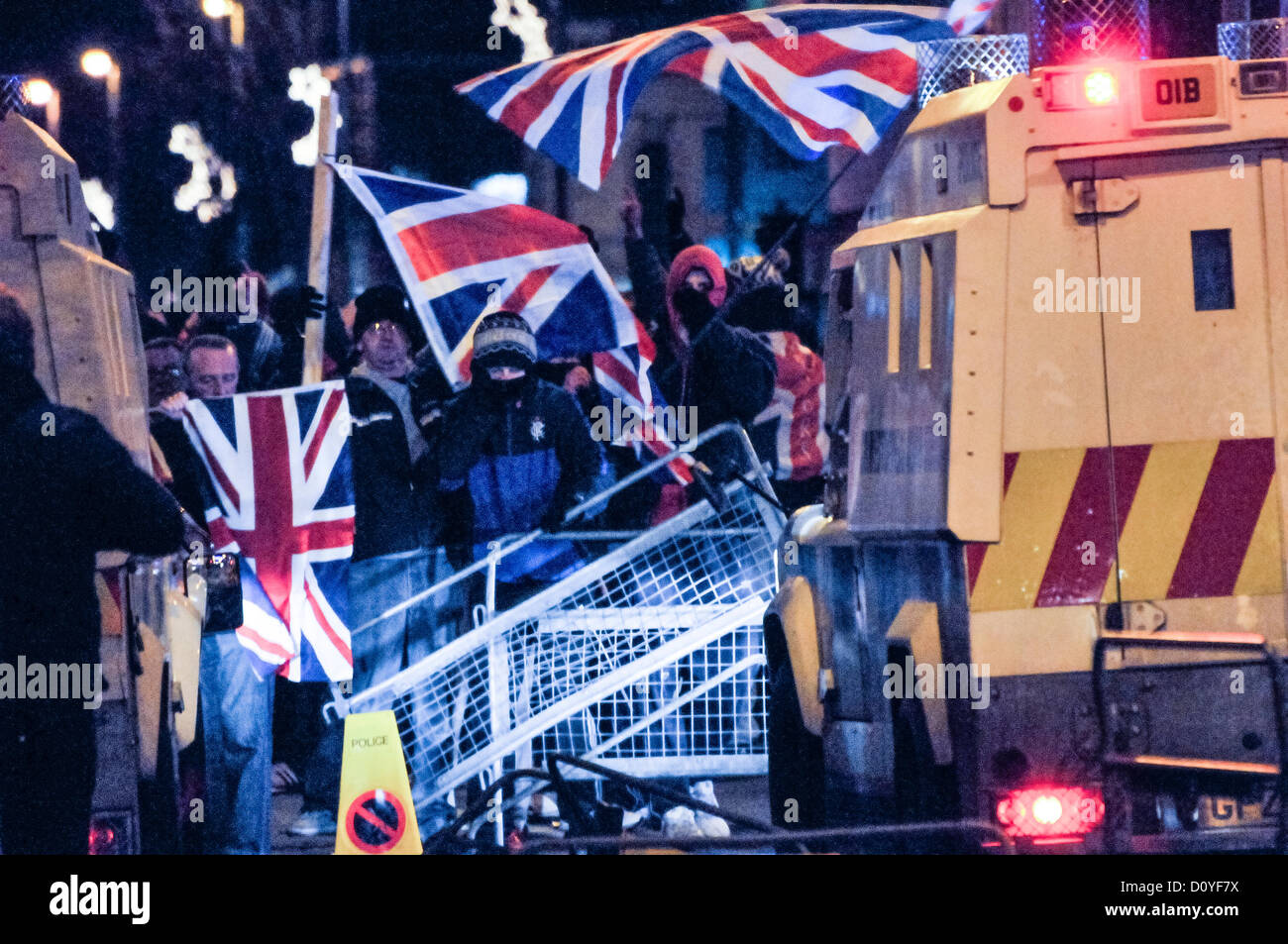 3. Dezember 2012, Belfast, Nordirland. PSNI gepanzerten Landrover Umzug in zu versuchen, feindliche Loyalisten, protestieren gegen Belfast City Council Stimmen etliche Gebäude des Rates der Union Flag entfernt zu zerstreuen. Stockfoto