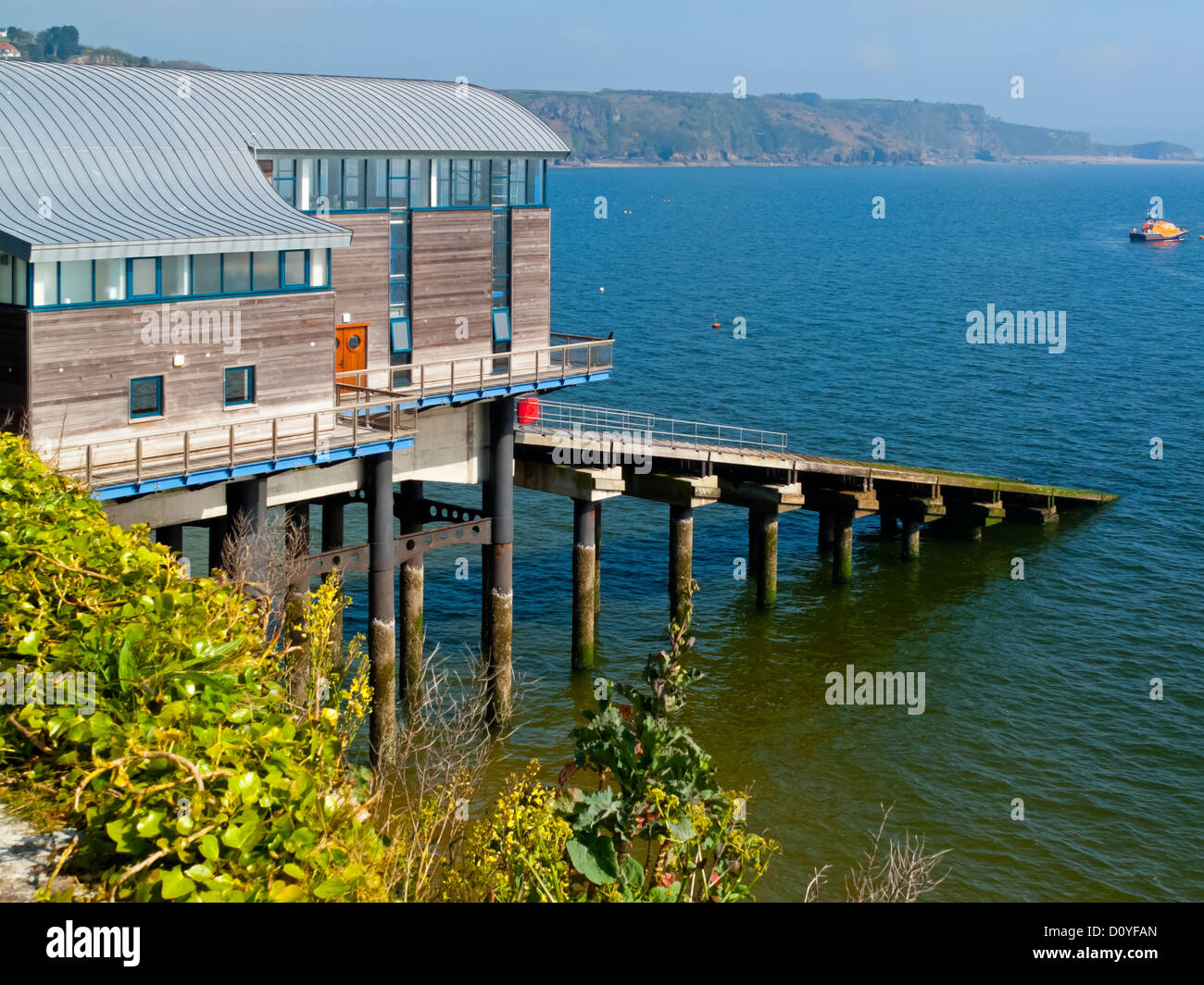 Die neue RNLI Lifeboat Station in Tenby in Carmarthen Bay Pembrokeshire South Wales Baujahr 2008 Stockfoto