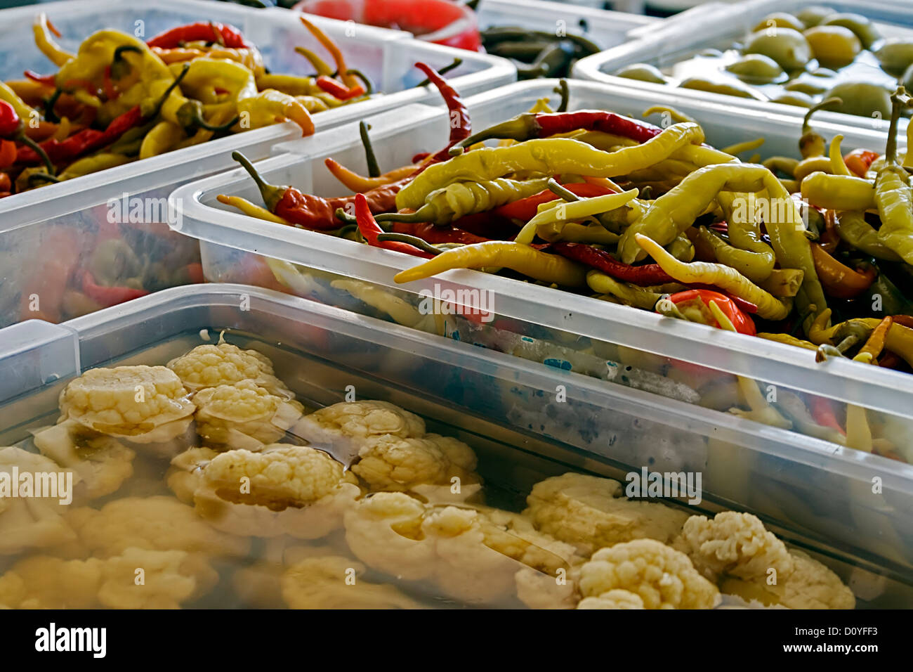Gurken in Haus, ausgesetzt in großen Mengen für den Verkauf vorbereitet. Stockfoto