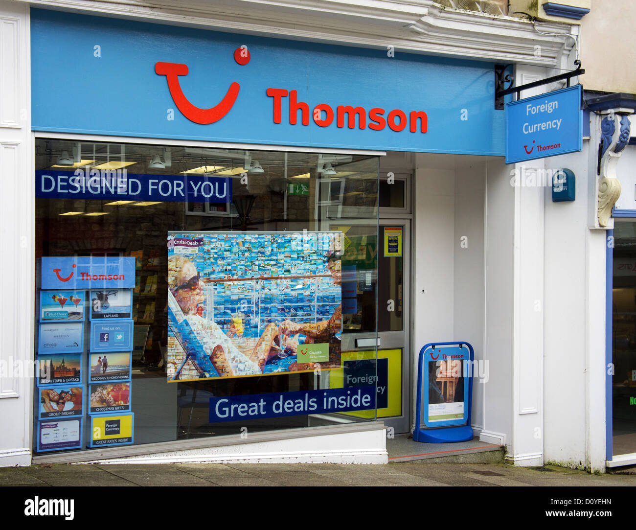 ein Thomson-Reisebüro in eine britische High street Stockfoto