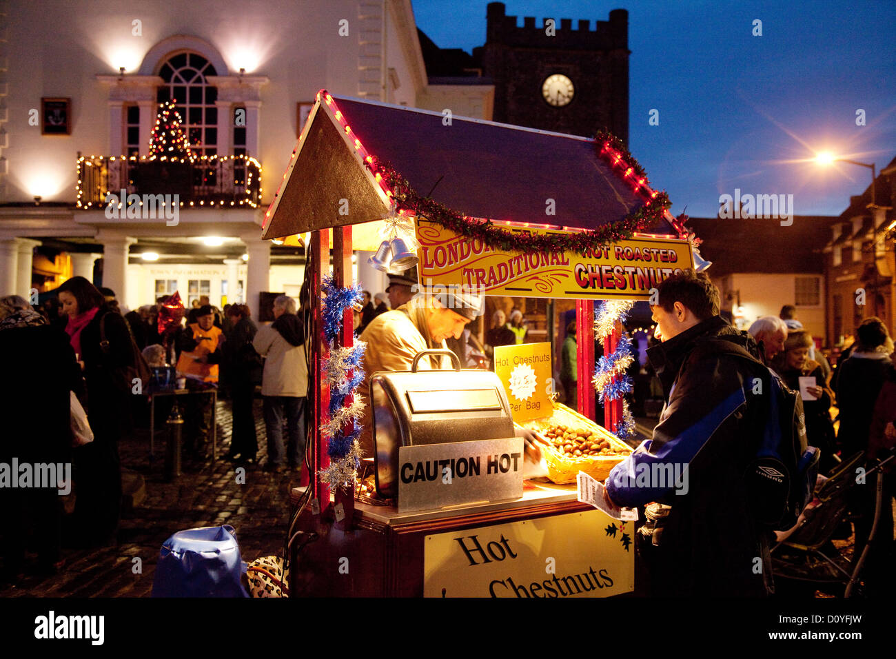 Menschen kaufen Maroni an einem Straßenstand, Weihnachtsmarkt Wallingford, Oxfordshire UK Stockfoto