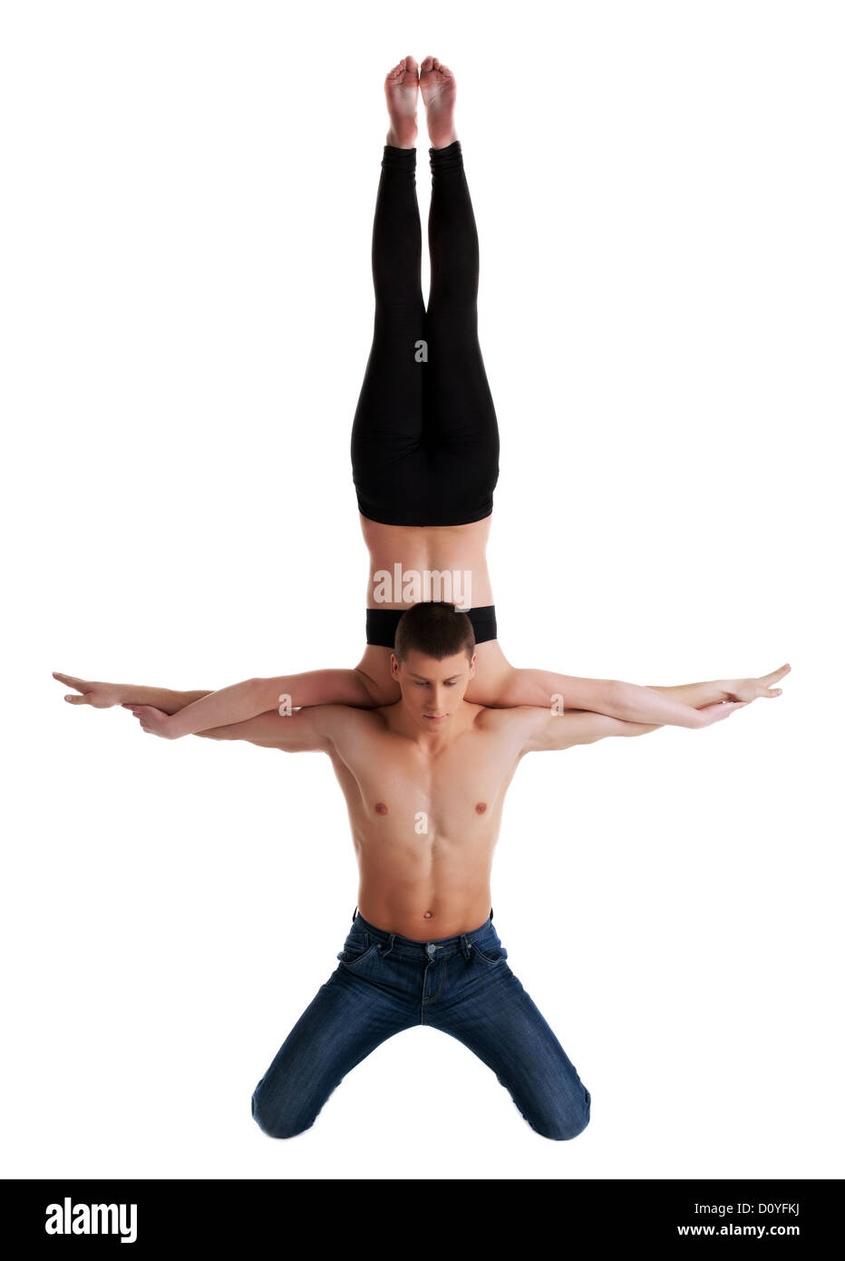 zwei junge Akrobaten führen hohe Geschicklichkeit Übung Stockfoto