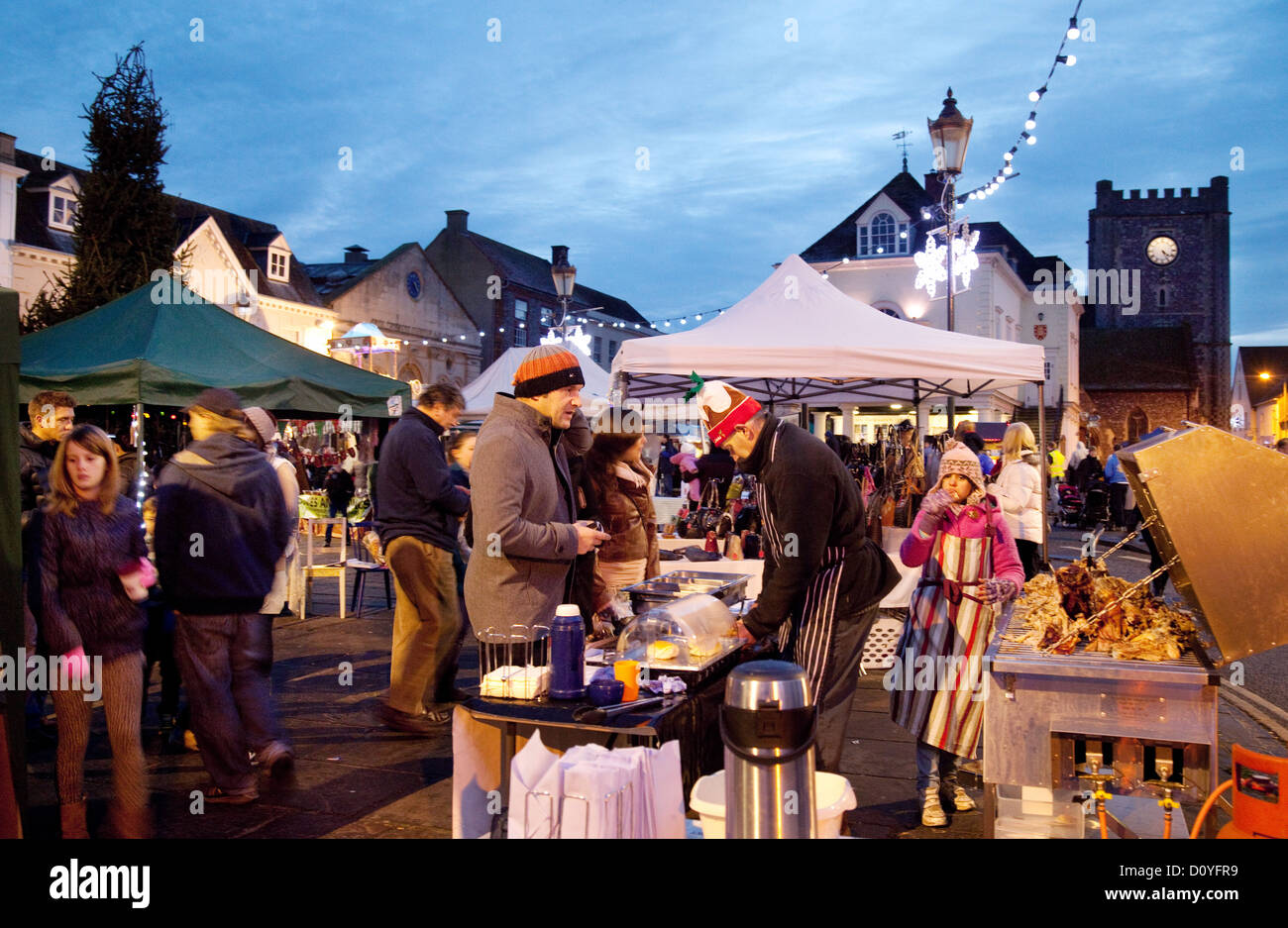 Menschen auf dem Weihnachtsmarkt am Abend, das Stadtzentrum, Wallingford, Oxfordshire UK Stockfoto