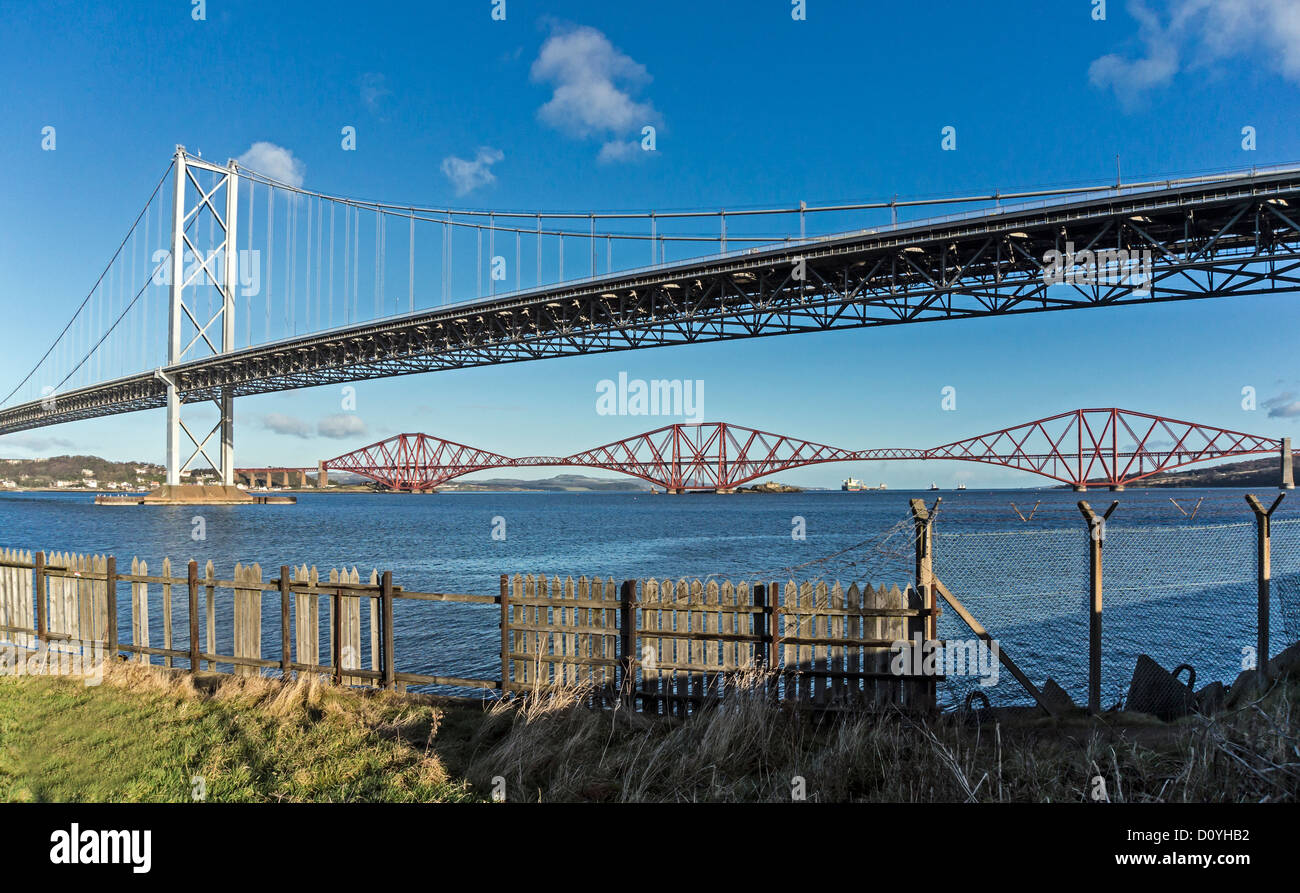Firth of Forth Road Bridge in der Nähe von South Queensferry in Schottland mit Forth Rail Bridge hinter Stockfoto