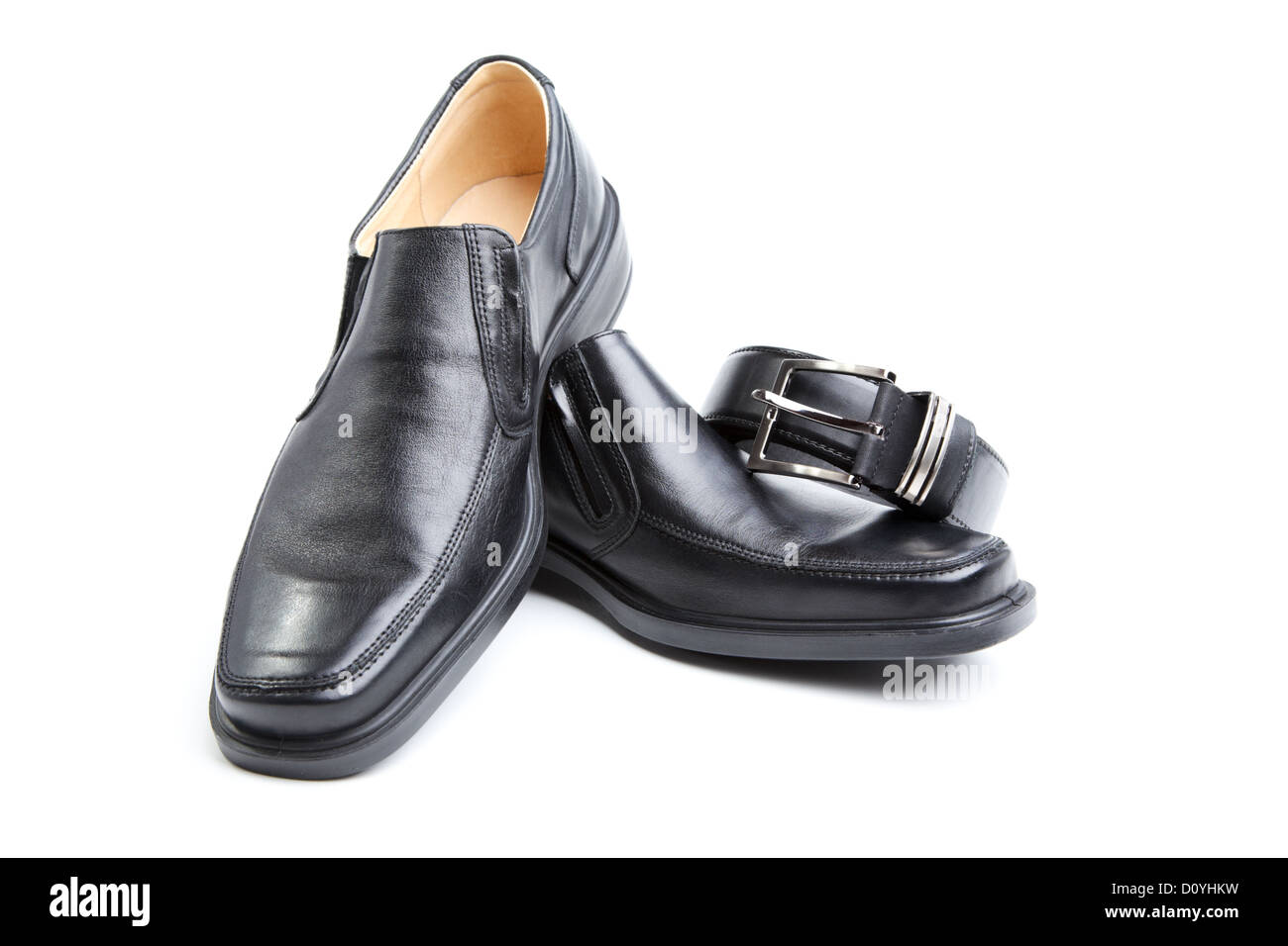 Stiefel und Gürtel auf einem weißen Hintergrund des Mannes Stockfoto