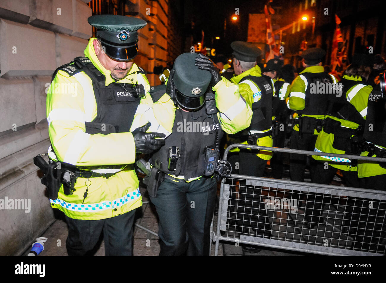 3. Dezember 2012, Belfast, Nordirland. Ein Polizist wird durch eine Glasflasche verletzt, nachdem es von wütenden Loyalisten in der Belfast City Hall ausgelöst wird. Stockfoto
