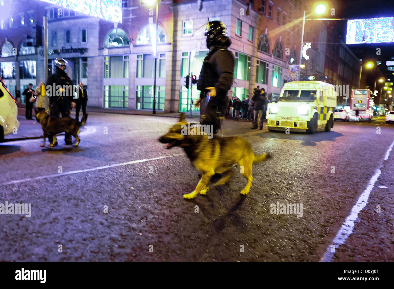 3. Dezember 2012, Belfast, Nordirland. PSNI Hundeführer auf einer Straße. Stockfoto