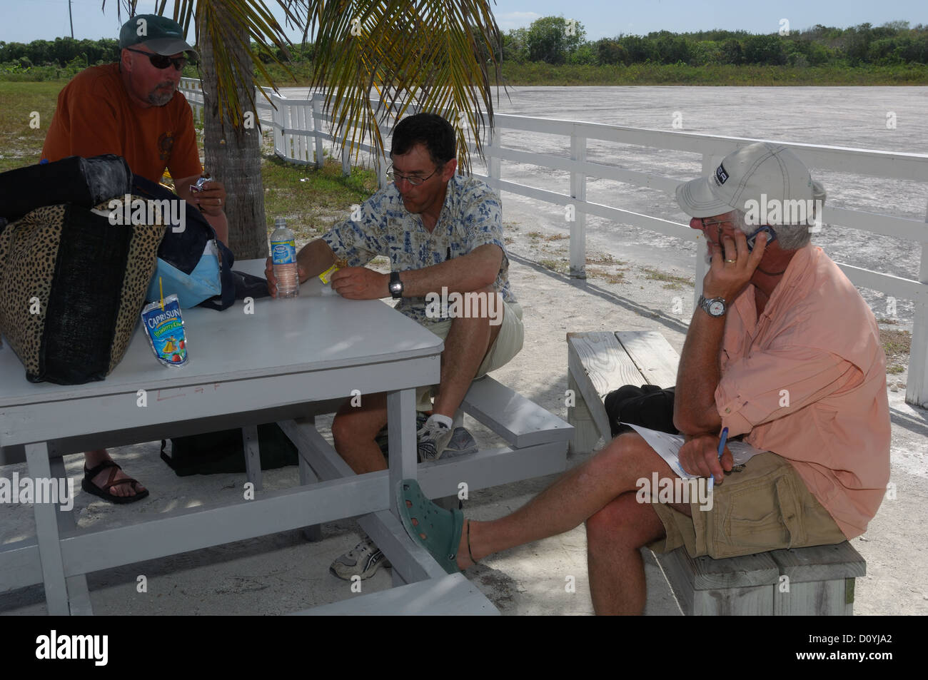 Reisende, die Umbuchung verzögerten Flug am Crooked Island Airport Bahamas Stockfoto