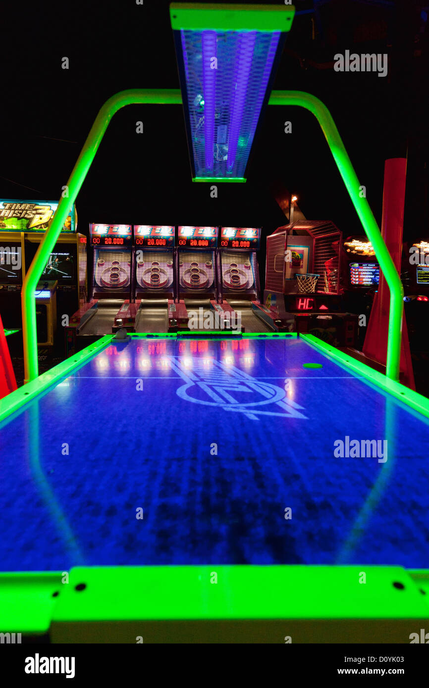 Airhockeytisch in einem Karneval oder Messe. Stockfoto