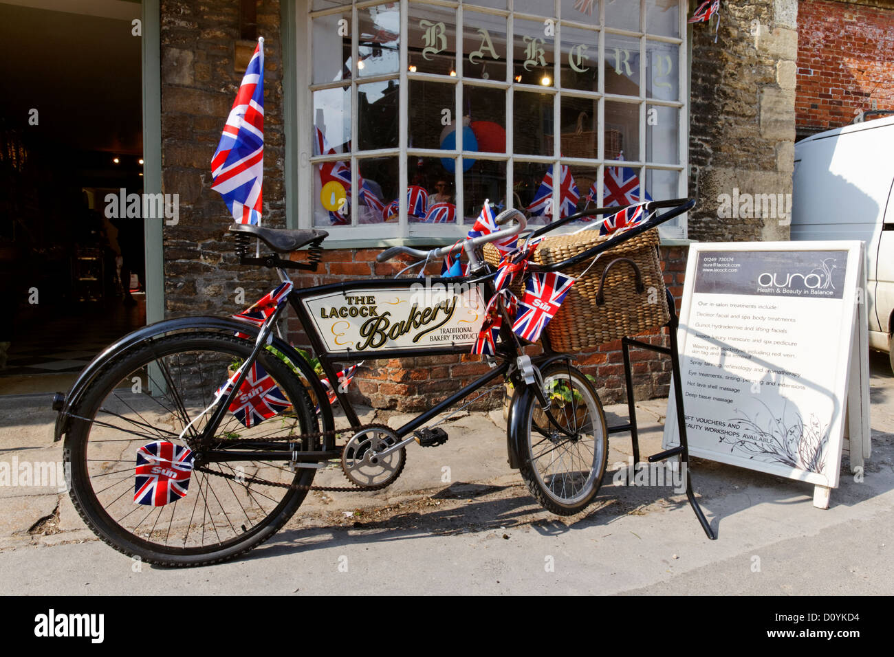 Fahrrad vor Lacock Bäckerei, Dorf Lacock, Wiltshire, England Stockfoto