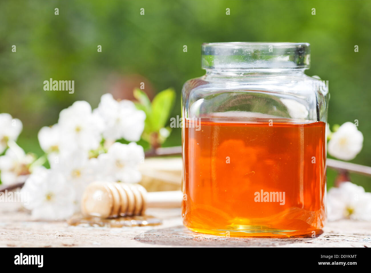 Blumiger Honig im Glas Stockfoto
