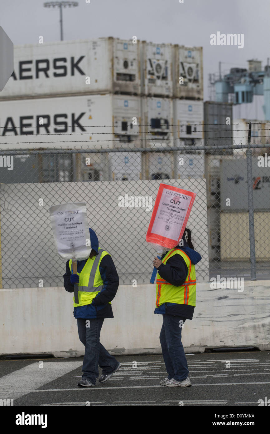 3. Dezember 2012 - Los Angeles, Kalifornien (CA, USA - auffallende Arbeiter Spaziergang mit eine Mahnwache vor dem Hafen von Los Angeles Montag, 3. Dezember 2012 in Los Angeles, Kalifornien. Der Streik startete am vergangenen Dienstag durch die 800-köpfigen International Longshore und Warehouse Union lokalen 63 klerikalen Büroeinheit, die seit 30. Juni 2010 ohne Vertrag gearbeitet hatte. Mit rund 10.000 ILWU Mitgliedern zu Ehren der Streikenden Streikposten wurde die Aktion 10 der 14 Fracht-Container-Terminals auf der Anlage stillgelegt. Stockfoto