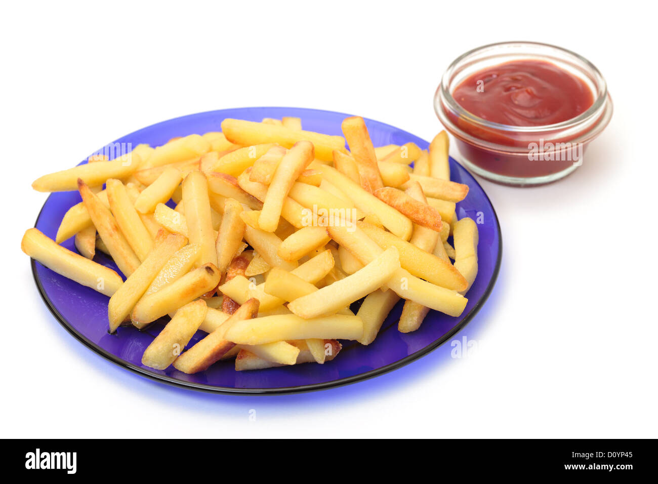 Bratkartoffeln auf blauen Teller mit Ketchup Stockfoto