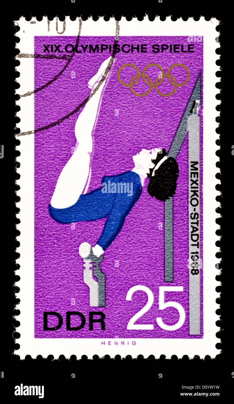 Briefmarke aus Ostdeutschland (DDR) Darstellung einer Turnerin am hohen Stufenbarren, ausgestellt für die 1968 Olympische Spiele, Mexiko-Stadt. Stockfoto