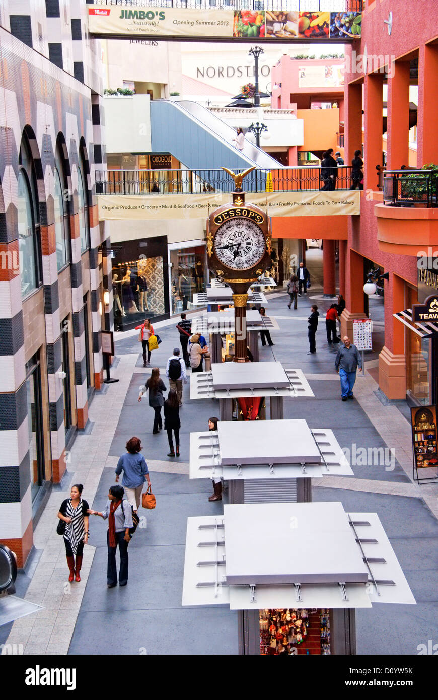 Menschen beim Einkaufen im Westfield Horton Plaza Shopping Center in