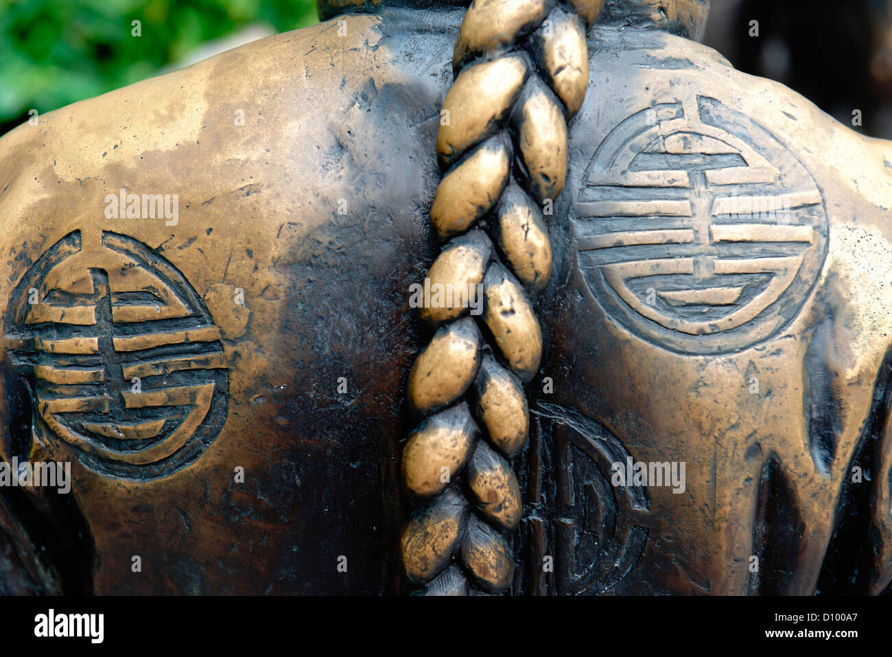 Nahaufnahme des chinesischen Symbolen und eng geflochtenes Haar auf die Bronzeskulptur "The River Kaufleute" durch den Singapore River. Stockfoto