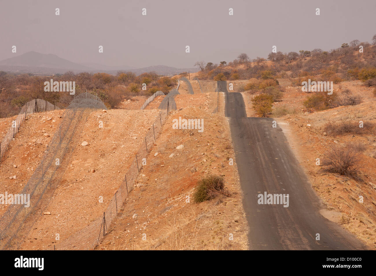 Beit Bridge Grenze Weg und Zaun trennt, Simbabwe und Südafrika Stockfoto