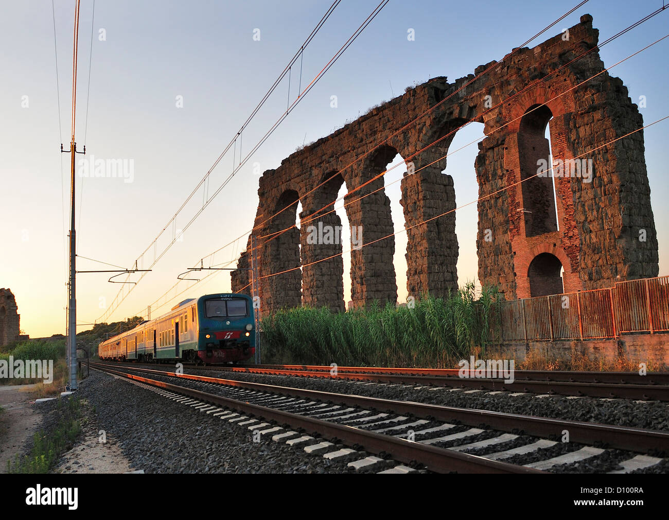 Ein Zug gehen in der Nähe des römischen Aquädukts, Aquädukt Park Appia Weise, Rom, Italien Stockfoto