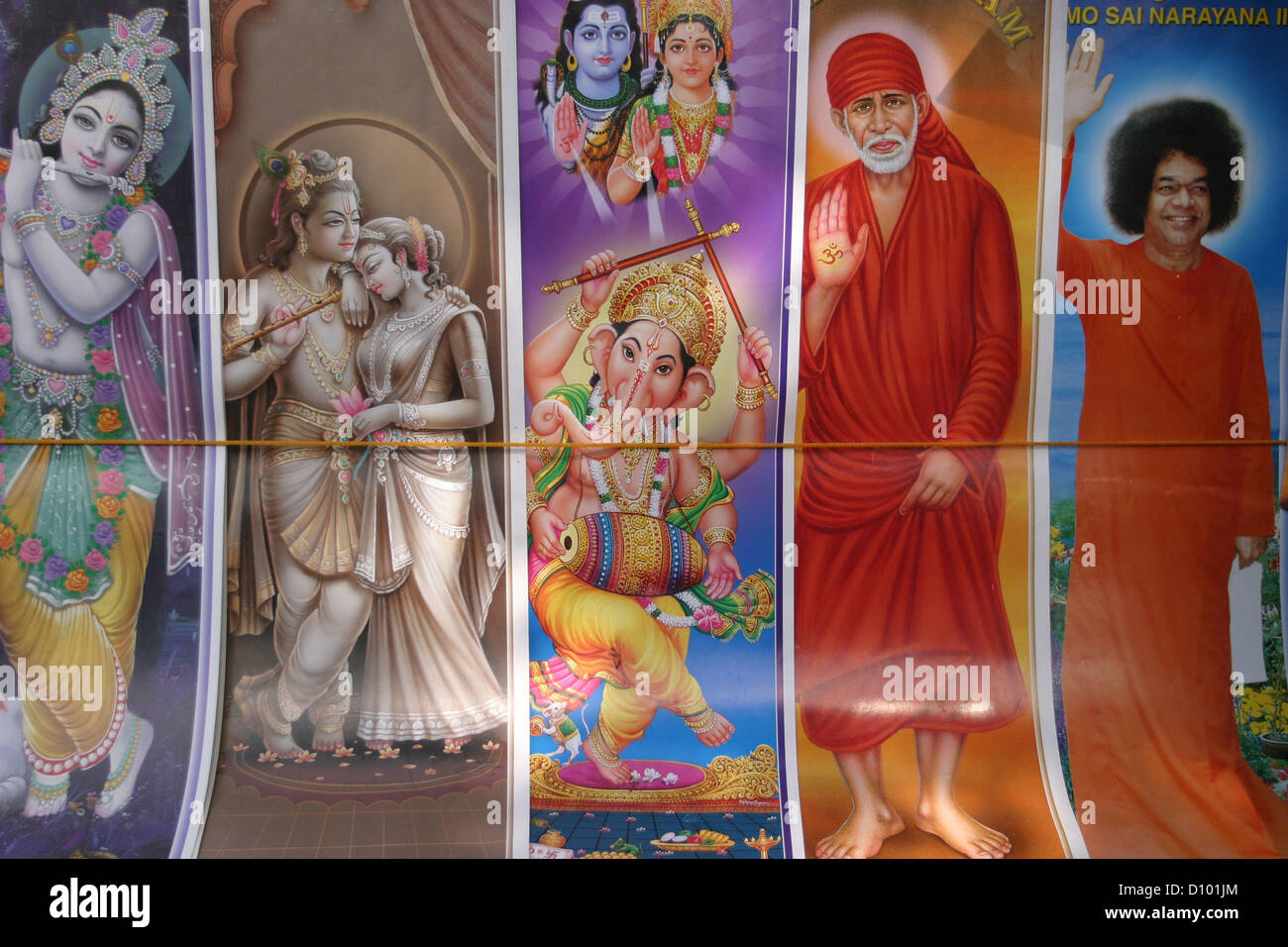 Bilder von Hindu Götter (von links nach rechts) Krishna, Krishna und Radha, Ganesh, Shirdi Sai Baba und Sathya Sai Baba. Stockfoto