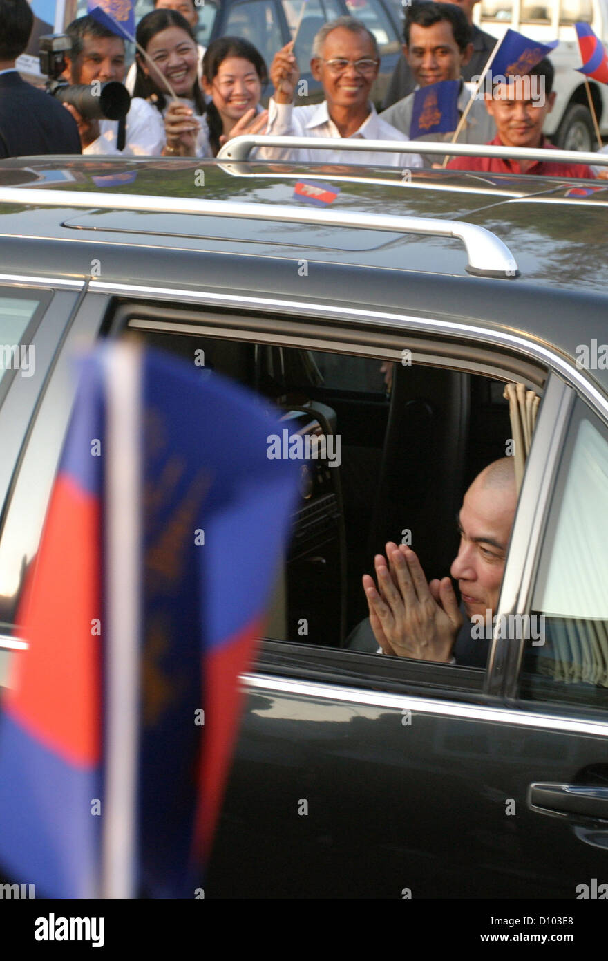 Der Thronfolger Prinz Norodom Sihamoniat im Auto verlassen Flughafen Phnom Penh. Stockfoto