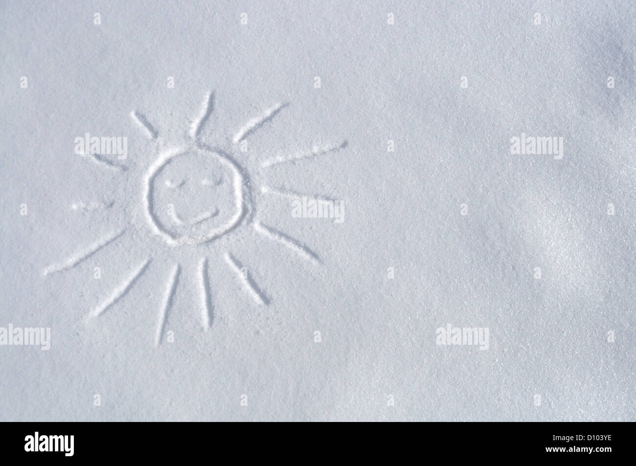Bild von der lachende Sonne auf dem frischen weißen Schnee Stockfoto