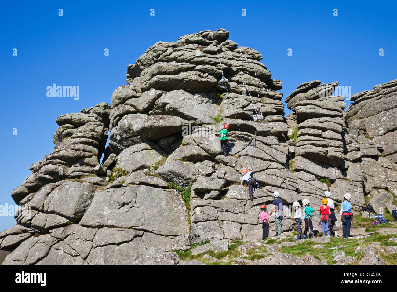 Schülerinnen und Schüler Klettern, Dartmoor, Devon, England Hound Tor Stockfoto