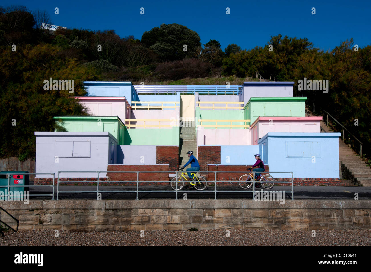 Strandhütten auf der Vorderseite in Folkestone, Kent Stockfoto